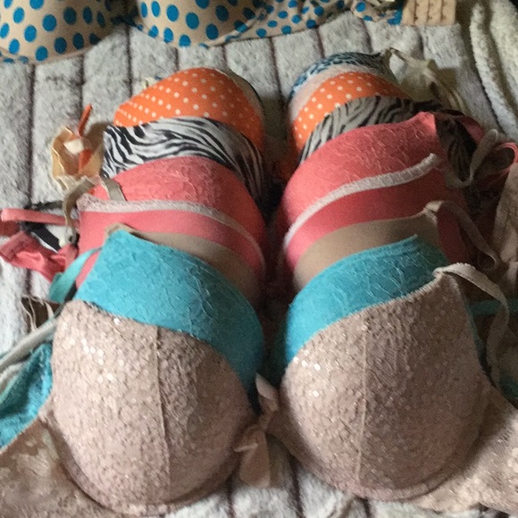 Bras 36 D..8 of them....all for 40 - Picture 1 of 1